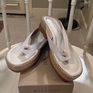 Donald J. Pliner Women's Cream Platform Sandals EUC Size 7